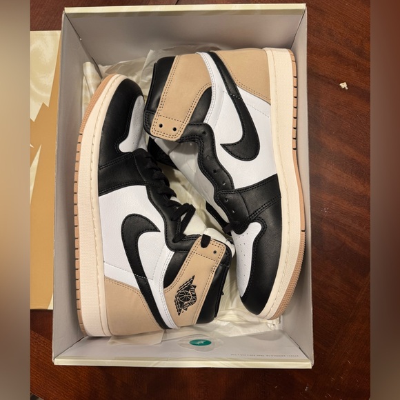Nike- WMNS AIR JORDAN 1 retro hi og Latte Sz 12 - Picture 1 of 7